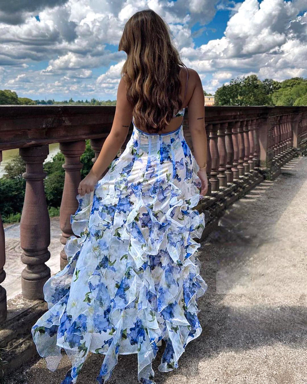 Sofía | Vestido midi floral con volantes