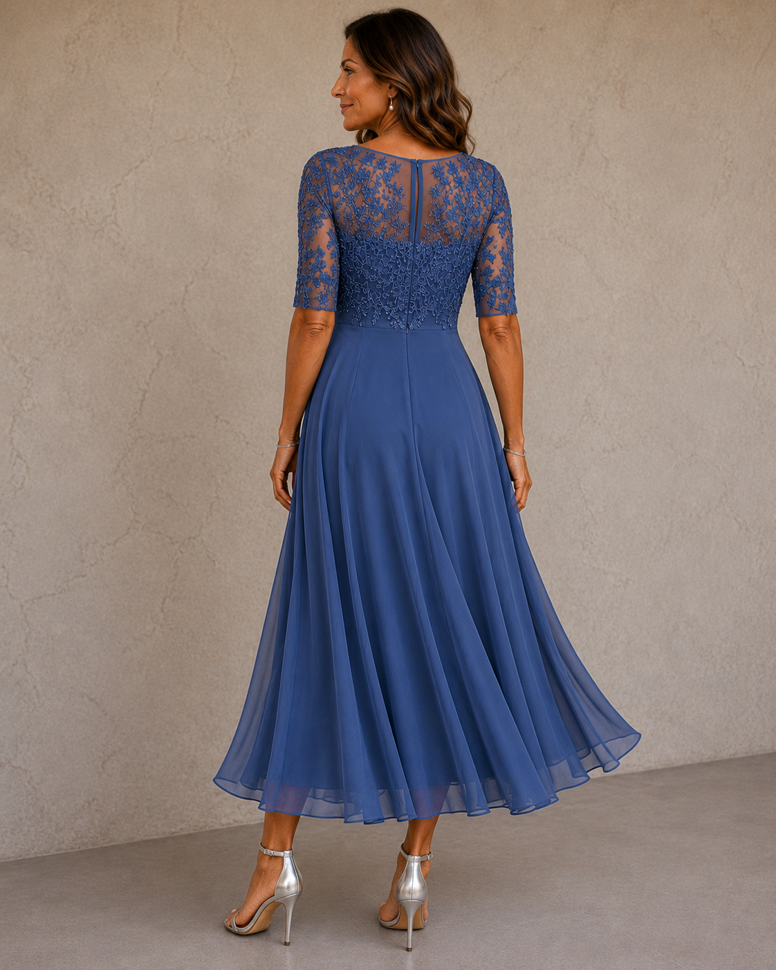 María | Vestido elegante de encaje y gasa