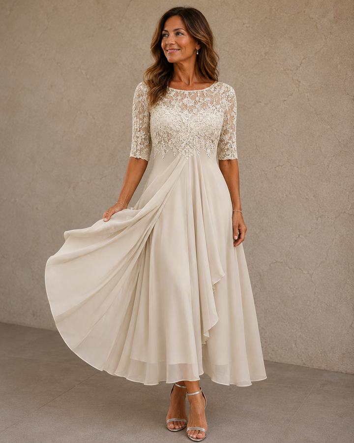 María | Vestido elegante de encaje y gasa