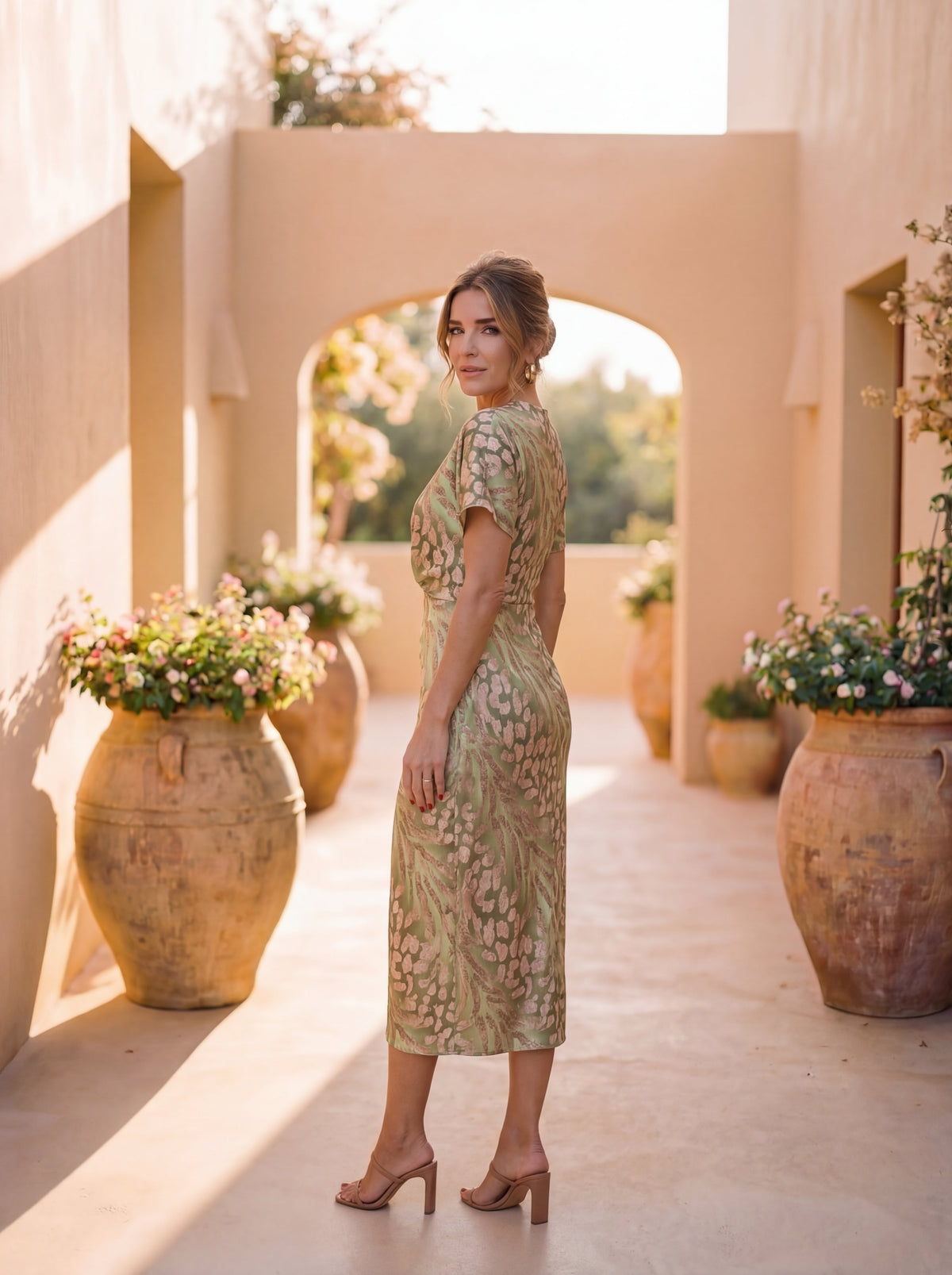 Antonella | Elegante vestido midi en cobre
